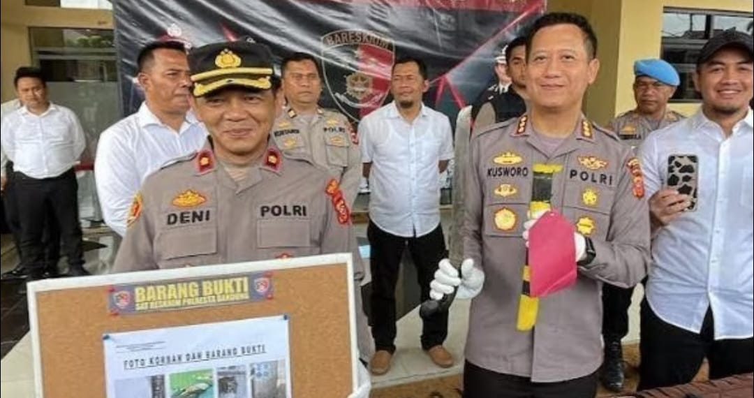 Kapolresta Bandung, Kombes Pol. Kusworo Wibowo, menunjukkan barang bukti golok yang digunakan gerombolan bermotor "Moonraker" saat mengeroyok dan membacok korbannya di terowongan Cikopo, Kecamatan Cicalengka, Kabupaten Bandung.(Foto:Istimewa).