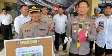 Kapolresta Bandung, Kombes Pol. Kusworo Wibowo, menunjukkan barang bukti golok yang digunakan gerombolan bermotor "Moonraker" saat mengeroyok dan membacok korbannya di terowongan Cikopo, Kecamatan Cicalengka, Kabupaten Bandung.(Foto:Istimewa).