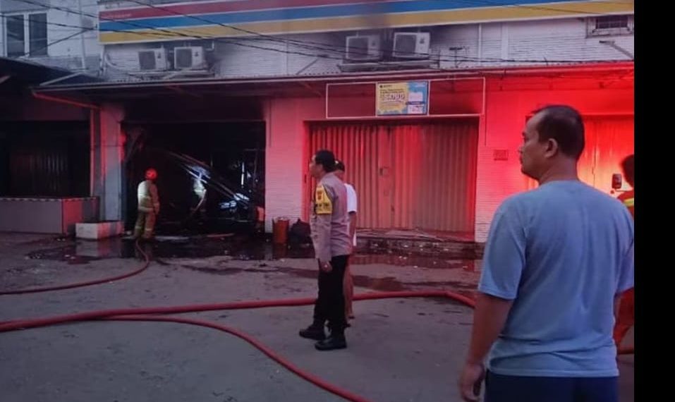 Peristiwa kebakaran menimpa sebuah minimarket di Gunung Putri, Kabupaten Bogor, Jawa Barat. Peristiwa kebakaran terungkap berawal dari aksi pembobolan mesin anjungan tunai mandiri (ATM), dilakukan komplotan perampok yang berhasil menggasak uang tunai Rp.500 juta.