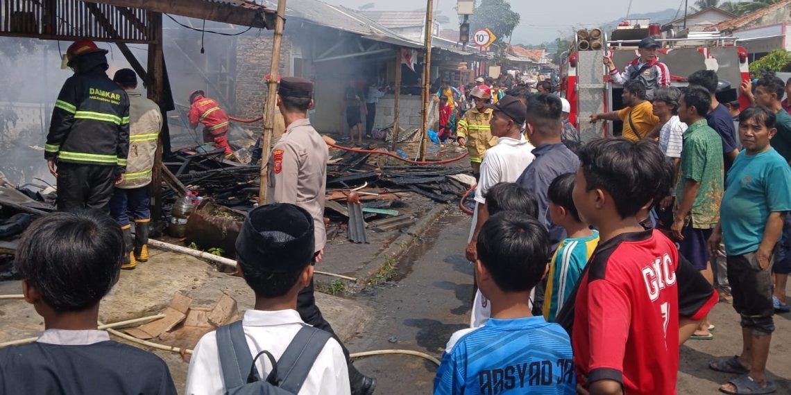 Kebakaran 3 kios di Bandung Barat, tepatnya di Kampung Bojongloa RT 4 RW 3 Desa Sarinagen Kecamatan Cipongkor. Kapolsek Sindangkerta AKP Deden Indrajaya mengatakan kebakaran itu terjadi pada Rabu 8 Mei 2024 sekira pukul 12.00 WIB.