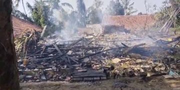 Kebakaran rumah panggung di Cipeundeuy Sumedang, tepatnya di Dusun Cipeundeuy RT 03 RW 01 Desa Cimarga Kecamatan Cisitu Kabupaten Sumedang Jawa Barat.