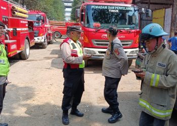 Kebakaran timpa tumpukan limbah sisa produksi pabrik di Jalan Mekar Raya Kel. Mekar Mulya Kec. Panyileukan Kota Bandung.