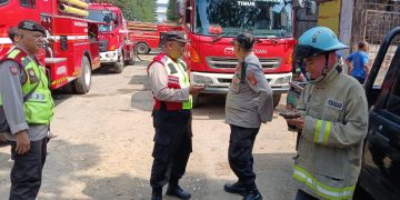 Kebakaran timpa tumpukan limbah sisa produksi pabrik di Jalan Mekar Raya Kel. Mekar Mulya Kec. Panyileukan Kota Bandung.