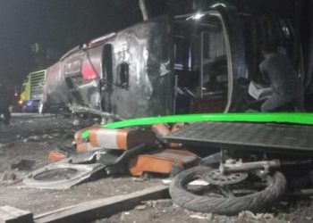 Bus Trans Putera Fajar membawa rombongan pelajar SMK Lingga Kencana Depok terguling setelah mengalami rem blong di Ciateur, Kabupaten Subang, Jawa Barat. Kecelakaan maut tersebut menewaskan 11 orang dan 53 lainnya luka-luka.(Foto:Istimewa).