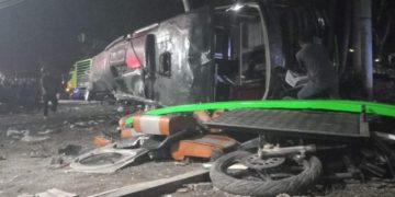 Bus Trans Putera Fajar membawa rombongan pelajar SMK Lingga Kencana Depok terguling setelah mengalami rem blong di Ciateur, Kabupaten Subang, Jawa Barat. Kecelakaan maut tersebut menewaskan 11 orang dan 53 lainnya luka-luka.(Foto:Istimewa).