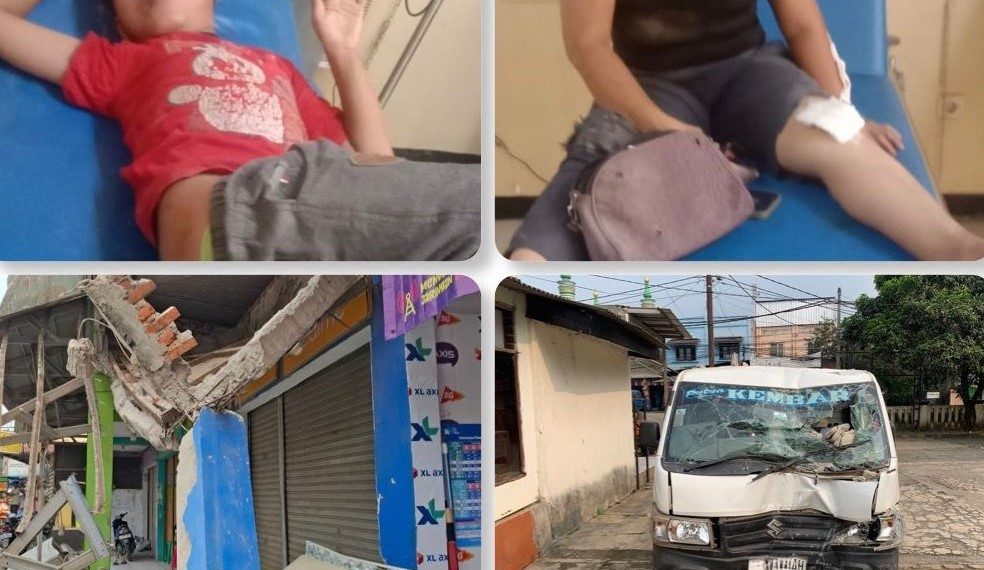 Suzuki pick up menabrak ruko dan sepeda listrik di Jalan Raya Kabasiran Kampung Kabasiran RT 006/001 Desa Kabasiran Kecamatan Parungpanjang Kabupaten Bogor Jawa Barat.