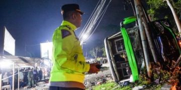 Bus Trans Putera Fajar yang mengalami kecelakaan di kawasan Ciateur, Kabupaten Subang, berhenti setelah menabrak tiang listrik, Sabtu (11/05/2024) malam.(Foto:Istimewa).