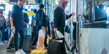 BANDUNG – KAI antisipasi long weeked Kenaikan Yesus Kristus, Rabu (8/5) s.d Minggu (12/5). PT Kereta Api Indonesia (Persero) mengoperasikan total 1.509 KA yang terdiri dari 1.101 KA Jarak Jauh dan 408 KA Lokal.