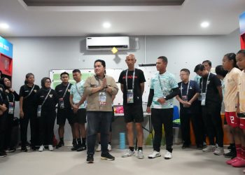 Ketua Umum PSSI, Erick Thohir, memberi semangat langsung pada tim U-17 wanita Indonesia yang sedang melakoni laga Piala Asia U-17 Wanita di Bali. (FOTO: Humas PSSI/pssi.org)