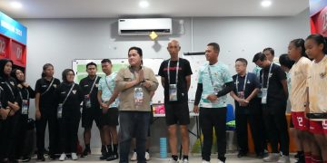 Ketua Umum PSSI, Erick Thohir, memberi semangat langsung pada tim U-17 wanita Indonesia yang sedang melakoni laga Piala Asia U-17 Wanita di Bali. (FOTO: Humas PSSI/pssi.org)
