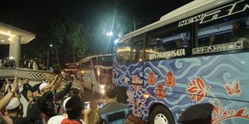 Kloter awal jamaah calon haji Garut diberangkatkan dari Pendopo Kabupaten Garut.
Jumlahnya sebanyak 432 jamaah haji ditambah 8 petugas haji Kloter 2 Gelombang 1 asal Kabupaten Garut. (FOTO: Humas Garut)