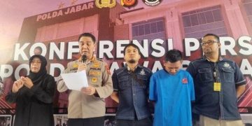 Keterangan Pers Polda Jabar dalam penuntasan kasus pembunuhan Vina dan Eky, dengan menghadirkan tersangka Pegi Setiawan alias Perong, otak pembunuhan.(Foto:Dok.Polda Jabar).