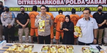 Pengungkapan kasus peredaran narkotika jenis sabu seberat 24 Kg diproduksi dari China oleh Ditresnarkoba Polda Jabar.(Foto:Humas Polda Jabar).