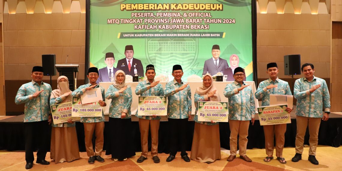 Pj Bupati Bekasi Dani Ramdan berikan kadeudeuh kontingen MTQ Jabar. Pemberian kadeudeuh itu dilakukan secara simbolois bagi peserta, pembina dan official Kafilah MTQ Kabupaten Bekasi