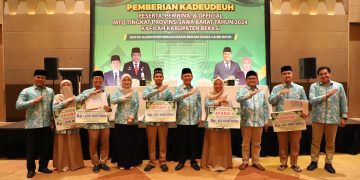 Pj Bupati Bekasi Dani Ramdan berikan kadeudeuh kontingen MTQ Jabar. Pemberian kadeudeuh itu dilakukan secara simbolois bagi peserta, pembina dan official Kafilah MTQ Kabupaten Bekasi