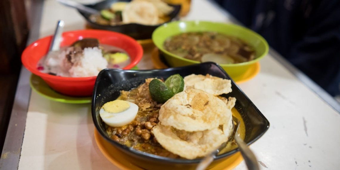 Lontong kari Kebon Karet legenda kuliner di Kota Bandung yang otentik dengan Kota Kembang ini.