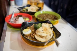 Lontong kari Kebon Karet legenda kuliner di Kota Bandung yang otentik dengan Kota Kembang ini.