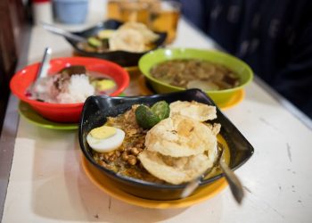 Lontong kari Kebon Karet legenda kuliner di Kota Bandung yang otentik dengan Kota Kembang ini.