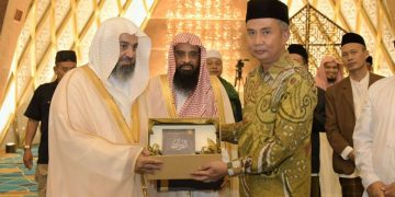 Masjid Al Jabbar kedatangan Wakil Menteri Arab Saudi pada Jum’at 17 Mei 2024. Kedatangan Wakil Menteri Urusan Islam, Dakwah dan Bimbingan Kerajaan Arab Saudi Syeikh Awad Bin Sabti Al Anzi disambut Penjabat Gubernur Jawa Barat Bey Machmudin.