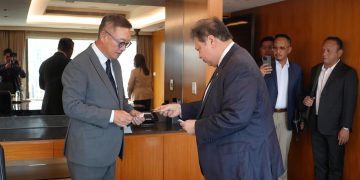 Dalam agenda kunjungan kerja ke Korea Selatan, Menteri Koordinator Bidang Perekonomian Airlangga Hartarto bertemu CEO LG CNS Shingyoon Hyun di Seoul, Korea Selatan, Senin (20/05).