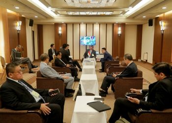 Menteri Koordinator Bidang Perekonomian Airlangga Hartarto saat melakukan courtesy call dengan salah seorang pimpinan Nikkei Inc. Mr. Daisuke Arakawa di Main Building Imperial Hotel di Tokyo, Jepang, dalam rangkaian acara Nikkei Forum 29th Future Asia, Jumat (24/05).