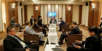 Menteri Koordinator Bidang Perekonomian Airlangga Hartarto saat melakukan courtesy call dengan salah seorang pimpinan Nikkei Inc. Mr. Daisuke Arakawa di Main Building Imperial Hotel di Tokyo, Jepang, dalam rangkaian acara Nikkei Forum 29th Future Asia, Jumat (24/05).