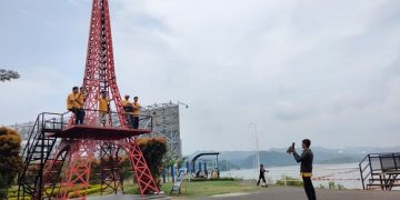 Menara Eiffel kawasan Bendungan Jatigede Tanjung Duriat menjadi daya tarik baru wisatawan.
