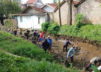 Normalisasi saluran irigasi akibat sedimentasi di Desa Panembong Kecamatan Bayongbong Kabupaten Garut guna penanganan dampak perubahan iklim (DPI).