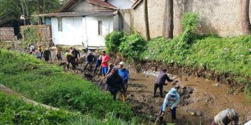 Normalisasi saluran irigasi akibat sedimentasi di Desa Panembong Kecamatan Bayongbong Kabupaten Garut guna penanganan dampak perubahan iklim (DPI).