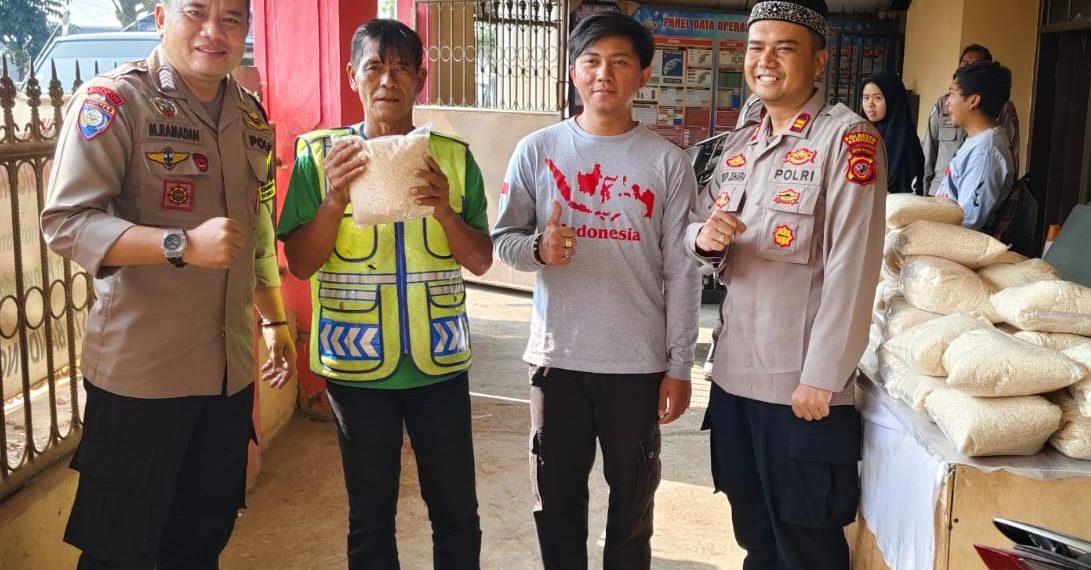 Pemberian beras gratis oleh Polsek Cangkuang bersama dengan komunitas Silih Asah, Silih Asih, dan Silih Asuh pada Jum’at 10 Mei 2024 di depan Mapolsek Cangkuang.