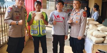 Pemberian beras gratis oleh Polsek Cangkuang bersama dengan komunitas Silih Asah, Silih Asih, dan Silih Asuh pada Jum’at 10 Mei 2024 di depan Mapolsek Cangkuang.