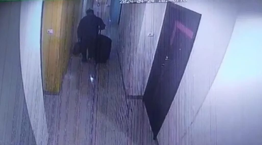 Pelaku pembunuhan terhadap wanita yang mayatnya ditemukan di dalam koper di Cikarang Barat, Kabupaten Bekasi, Jawa Barat, terekam CCTV hotel di Kota Bandung.(Foto:Istimewa)