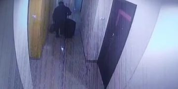 Pelaku pembunuhan terhadap wanita yang mayatnya ditemukan di dalam koper di Cikarang Barat, Kabupaten Bekasi, Jawa Barat, terekam CCTV hotel di Kota Bandung.(Foto:Istimewa)