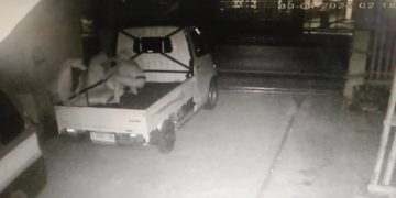 Mobil pikap (bak terbuka) dalam rekaman CCTV, yang digunakan kawanan maling menggasak satu ton lebih beras di kios beras milik Adang Muhidin (51), di Jalan Raya Batujajar, Kecamatan Ngamprah, Kabupaten Bandung Barat (KBB).(Foto:Istimewa)