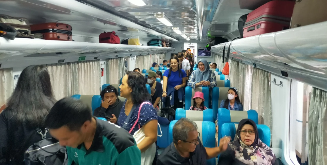 Penumpang KA naik 23% saat libur panjang Hari Raya Waisak, ungkap siaran pers PT Kereta Api Indonesia (Persero).