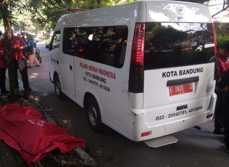 Pesepeda meninggal di Dago tepatnya di depan Apotik Kimia Farma Simpang Dago, Minggu 12 Mei 2024.