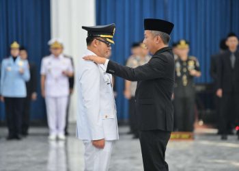 Pj Bupati Cirebon Wahyu Mijana dilantik Penjabat Gubernur Jawa Barat Bey Machmudin di Gedung Sate, Kota Bandung, Jumat (17/5/2024).
