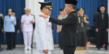 Pj Bupati Cirebon Wahyu Mijana dilantik Penjabat Gubernur Jawa Barat Bey Machmudin di Gedung Sate, Kota Bandung, Jumat (17/5/2024).