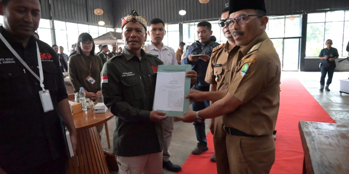 Pj Bupati Kuningan lantik Pokdarwis masa bakti 2024-2027 di kawasan wisata Woodland, Selasa (14/05/2024).