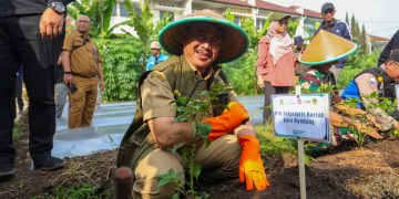 Ikhtiar tekan inflasi, Kota Bandung masifkan tanam cabai dan bawang merah di pelosok kecamatan. Hal itu dilakukan sebagai salah satu upaya untuk mengendalikan inflasi.