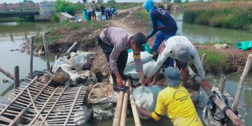 Polisi Indramayu bantu petani garam krosok, tepatnya di Blok Translok Desa Luwunggesik Kecamatan Krangkeng Kabupaten Indramayu Jawa Barat.