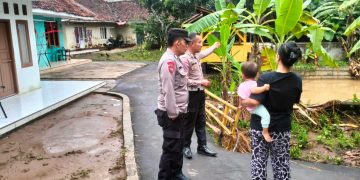 Polisi cek lokasi banjir di Kuningan