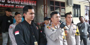 Kapolres Cianjur, AKBP Aszhari didampingi Kasat Reskrim AKP Tono Listianto saat rilis pengungkapan kasus judi online. (FOTO: Istimewa)