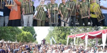 Ribuan pelajar Kuningan main angklung bersama di puncak peringatan Hari Pendidikan Nasional di Kabupaten Kuningan Minggu 19 Mei 2024.