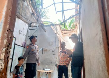 Atap rumah warga Perum Griya Dramaga Asri Ciampea Bogor ambruk.