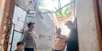Atap rumah warga Perum Griya Dramaga Asri Ciampea Bogor ambruk.