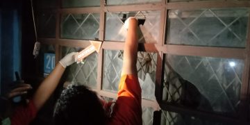 Rumah warga dilempari batu hingga pecah kaca jendela rumah di Jalan Manglayang Kelurahan Palasari Kecamatan Cibiru Kota Bandung.