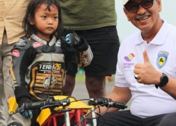 Sekda Kota Tasikmalaya Ivan Dicksan Hassanuddin sekaligus penasihat IMI Tasikmalaya memantau latihan drag race anak Minggu, 5 Mei 2024.