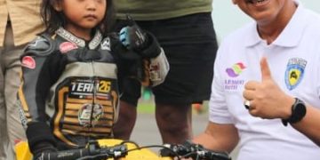 Sekda Kota Tasikmalaya Ivan Dicksan Hassanuddin sekaligus penasihat IMI Tasikmalaya memantau latihan drag race anak Minggu, 5 Mei 2024.
