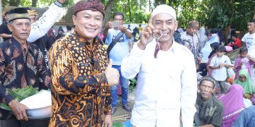 Pelestarian adat tradisi Hajat Bumi bagi warga Desa Cikeleng, Kecamatan Japara, menjadi momen yang ditunggu setiap tahunnya. Acara berlangsung di Wilayah Pemakaman Manangga/Astana desa setempat, pada Kamis (30/5/2024).